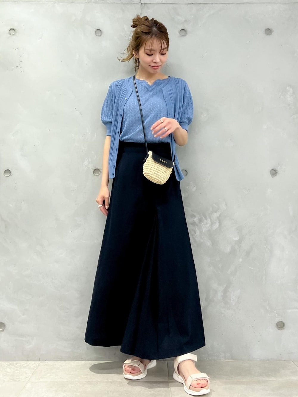 「ニット、透かし編み、カーディガン、アンサンブル、ロングスカート、カゴバッグ、春夏コーデ、カジュアル、ママコーデ、ママファッション、スカートコーデ、スポサン、春夏、160cm、骨格ナチュラル」｜「ROPE' PICNICのカラーフラップペーパーマイクロミニショルダーバッグ（ショルダーバッグ、ブラック系）」を使った、wanchanさん（レディース・160cm）の夏コーディネートの1枚目の写真