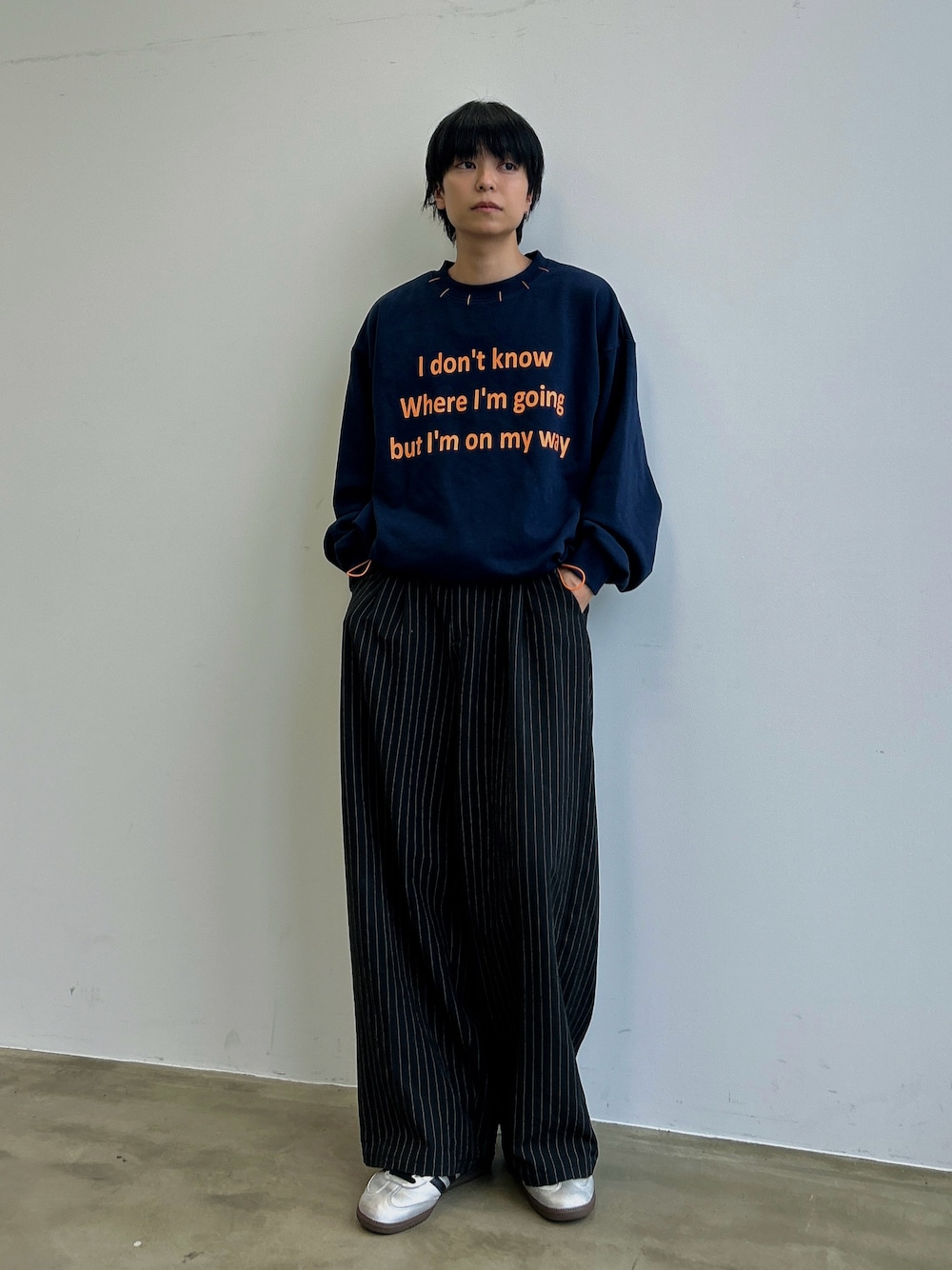 ブルー系のスウェットを着用したレディースの秋コーディネートの1枚目の写真