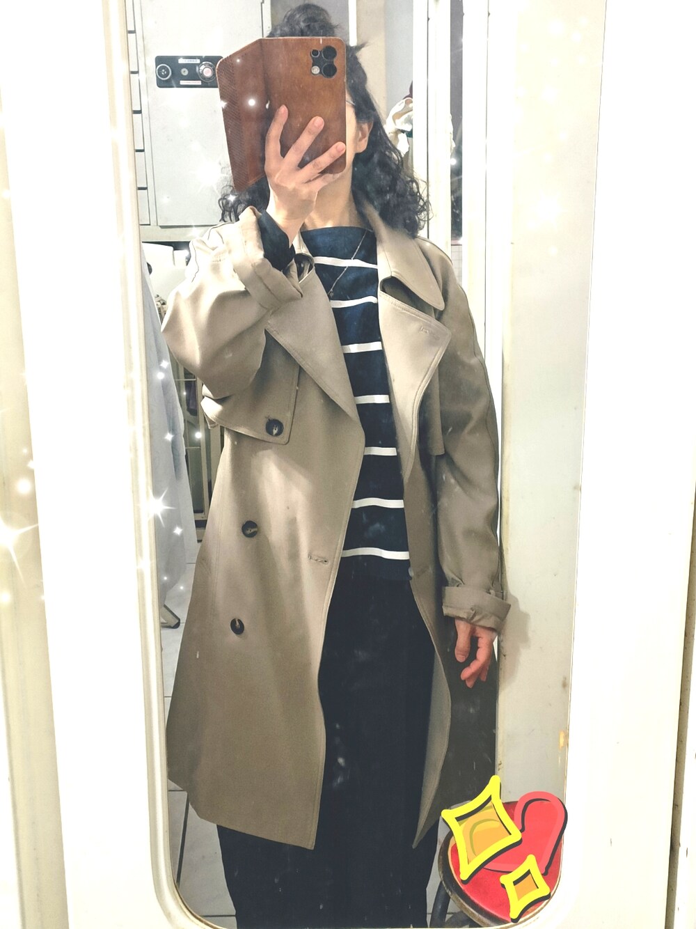 「148cm、148穿搭、ootd、冬、冬服、橫條紋、風衣、風が強い」｜「BASKET FA.PEのアイテム（トレンチコート、ベージュ系）」を使った、Becky Linさん（レディース・148cm）の冬コーディネートの1枚目の写真