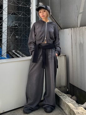 「アイテム（スウェットパンツ）」を使った、小宮山真代さん（レディース・156cm）の秋コーディネート