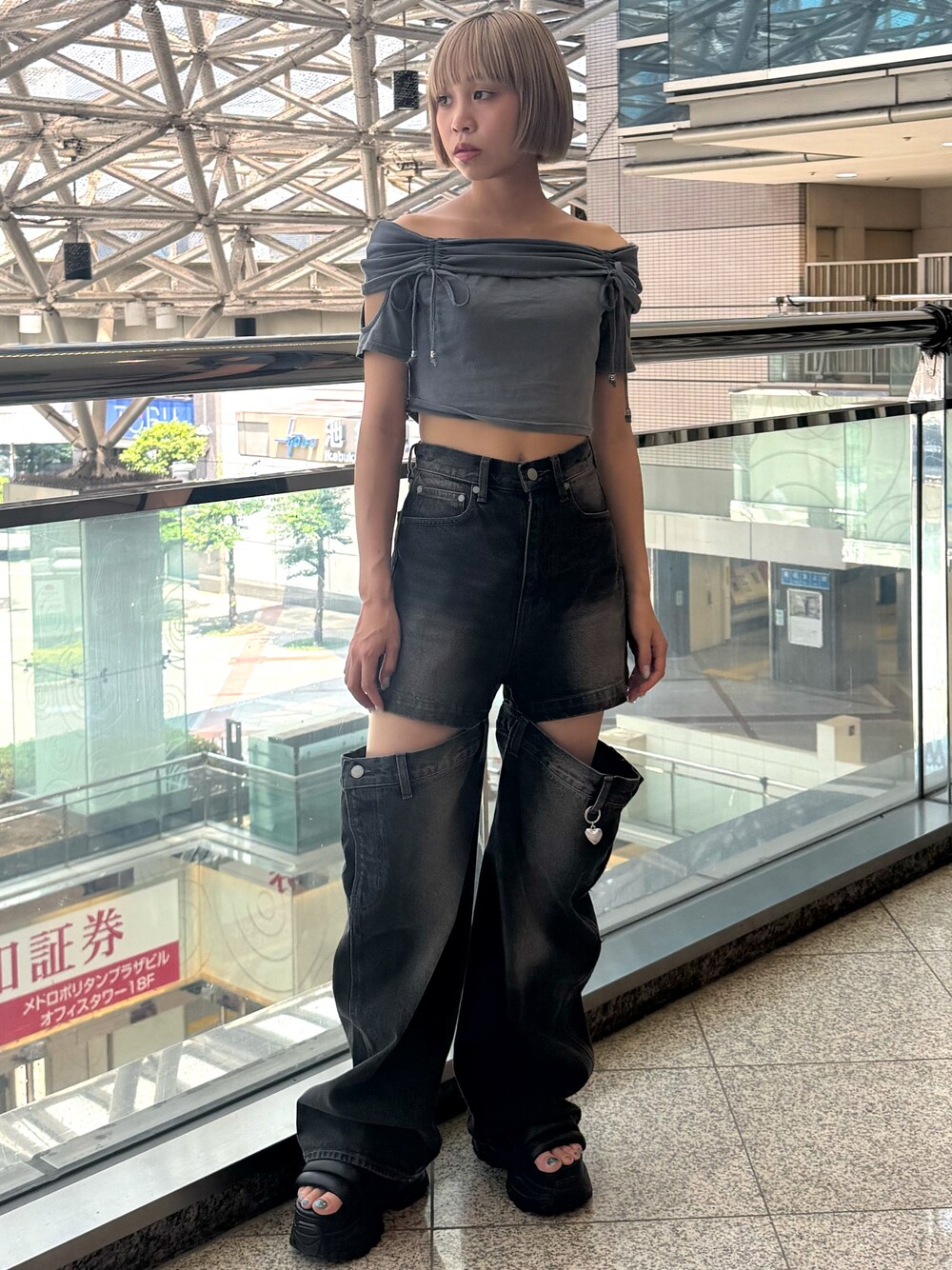 グレー系のTシャツ/カットソー、ブラック系のデニムパンツ、ブラック系のサンダルを着用したレディースの夏コーディネートの1枚目の写真