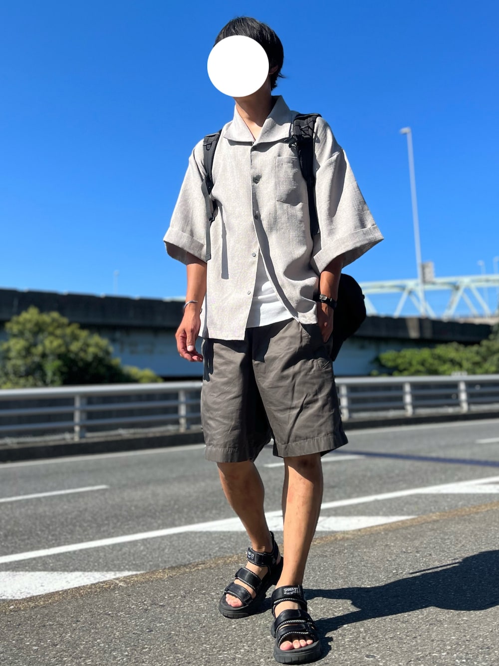 「ビッグシルエット、ハーフパンツ、大人コーデ、夏コーデ、大人カジュアル、半袖シャツ、サンダル」｜「SHAKAのアイテム（サンダル、ブラック系）」を使った、lionelpandaさん（メンズ・179cm）の夏コーディネートの1枚目の写真