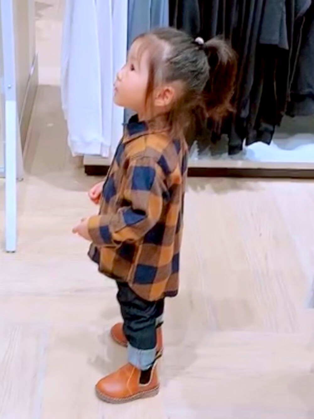 「キッズコーデ、kids、秋コーデ、2歳2ヶ月、秋服準備はじめました、女の子、ootd、お出かけコーデ、父娘コーデ」｜「H&Mのアイテム（シャツ/ブラウス、イエロー系）」を使った、nagiさん（キッズ・90cm）の秋コーディネートの1枚目の写真