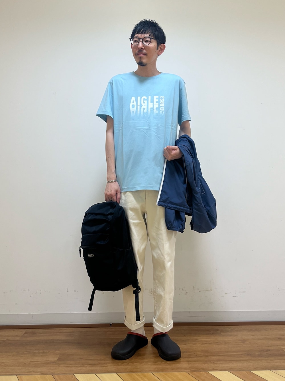 「AIGLEの吸水速乾 グラフィックロゴプリント 半袖Tシャツ（Tシャツ/カットソー、ブルー系）」を使った、Yoshiさん（メンズ・181cm）の春コーディネートの1枚目の写真