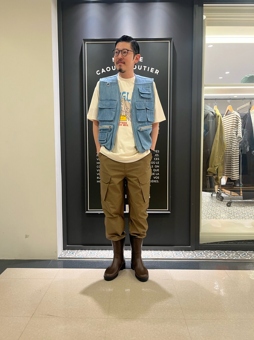 「大人カジュアル、アウトドアスタイル、ラバーブーツ」｜「AIGLEのデニムベスト（ベスト、ブルー系）」を使った、Yoshiさん（メンズ・182cm）の春コーディネートの1枚目の写真