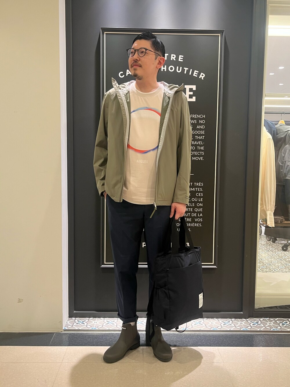 「トートバッグ、春コーデ、雨の日コーデ、大人カジュアル、レインブーツ」｜「AIGLEの透湿防水 フーデッドジャケット（マウンテンパーカー、グリーン系）」を使った、Yoshiさん（メンズ・181cm）の春コーディネートの1枚目の写真
