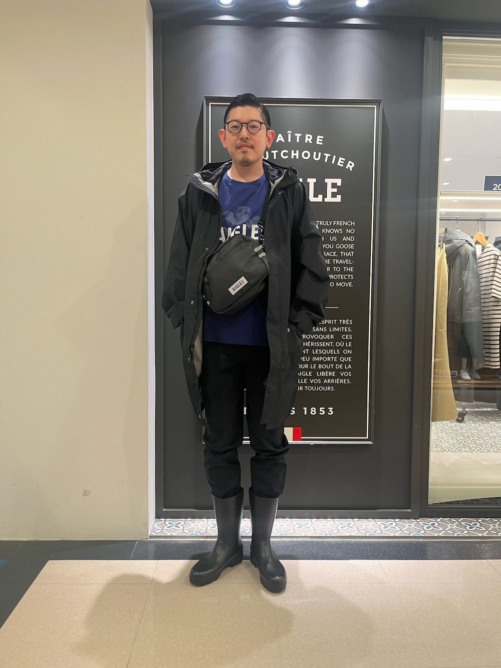 「春コーデ、雨の日コーデ、GORE-TEX、レインブーツ、ラバーブーツ」｜「AIGLEのゴアテックス レイヤーフーデッドジャケット（マウンテンパーカー、ブラック系）」を使った、Yoshiさん（メンズ・181cm）の春コーディネートの1枚目の写真