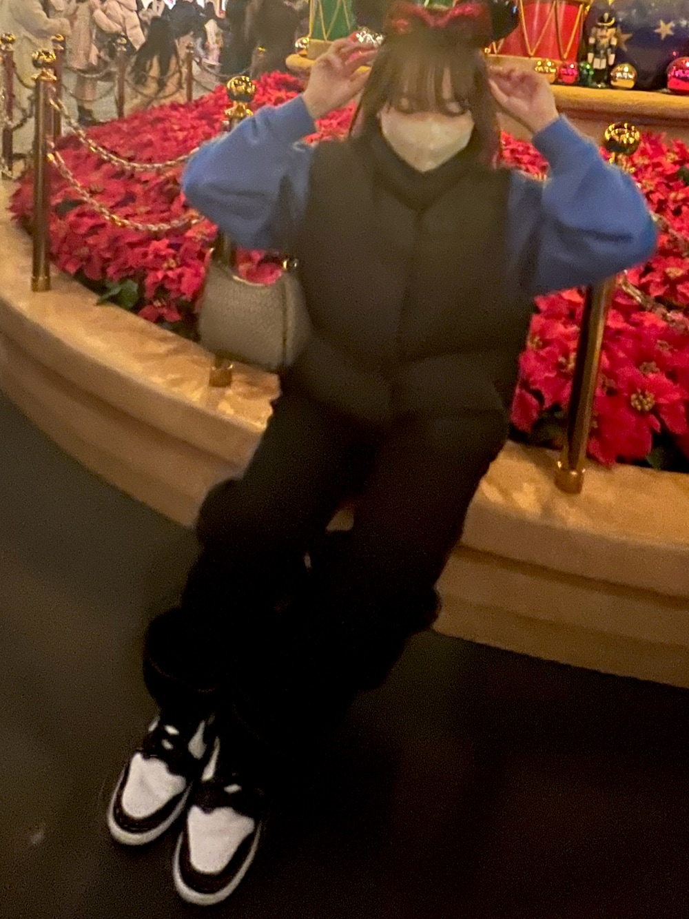 「おでかけコーデ、ディズニーコーデ、ブルー、ポイントカラー、ナイキダンク、moussy、xgirl、ZARA、ブチプラ、NIKE、disney」｜「NIKEのナイキ ダンク HIGH ウィメンズシューズ / Nike Dunk High Women's Shoes DD1869-103 White（スニーカー、ホワイト系）」を使った、ayumuさん（レディース・155cm）の春コーディネートの1枚目の写真