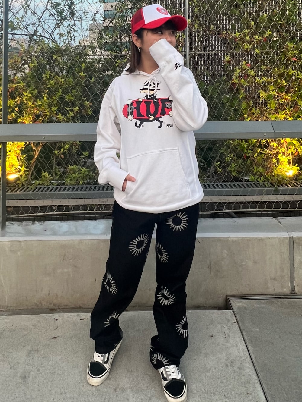 「休日コーデ、春コーデ、ootd、今日のコーデ、赤、メッシュキャップ、HUF、FTW、guess、ストリート」｜「FTWのBULLET FLOWER WASHED DENIM PANTS（デニムパンツ、ブラック系）」を使った、ayumuさん（レディース・155cm）の春コーディネートの1枚目の写真
