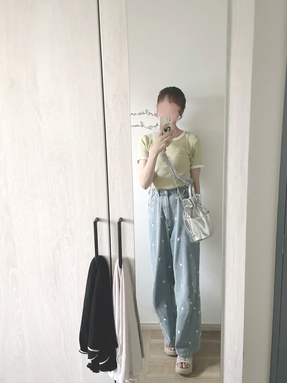 ベージュ系のサンダル、ブルー系のパンツ、シルバー系のショルダーバッグを着用したレディースの夏コーディネートの1枚目の写真