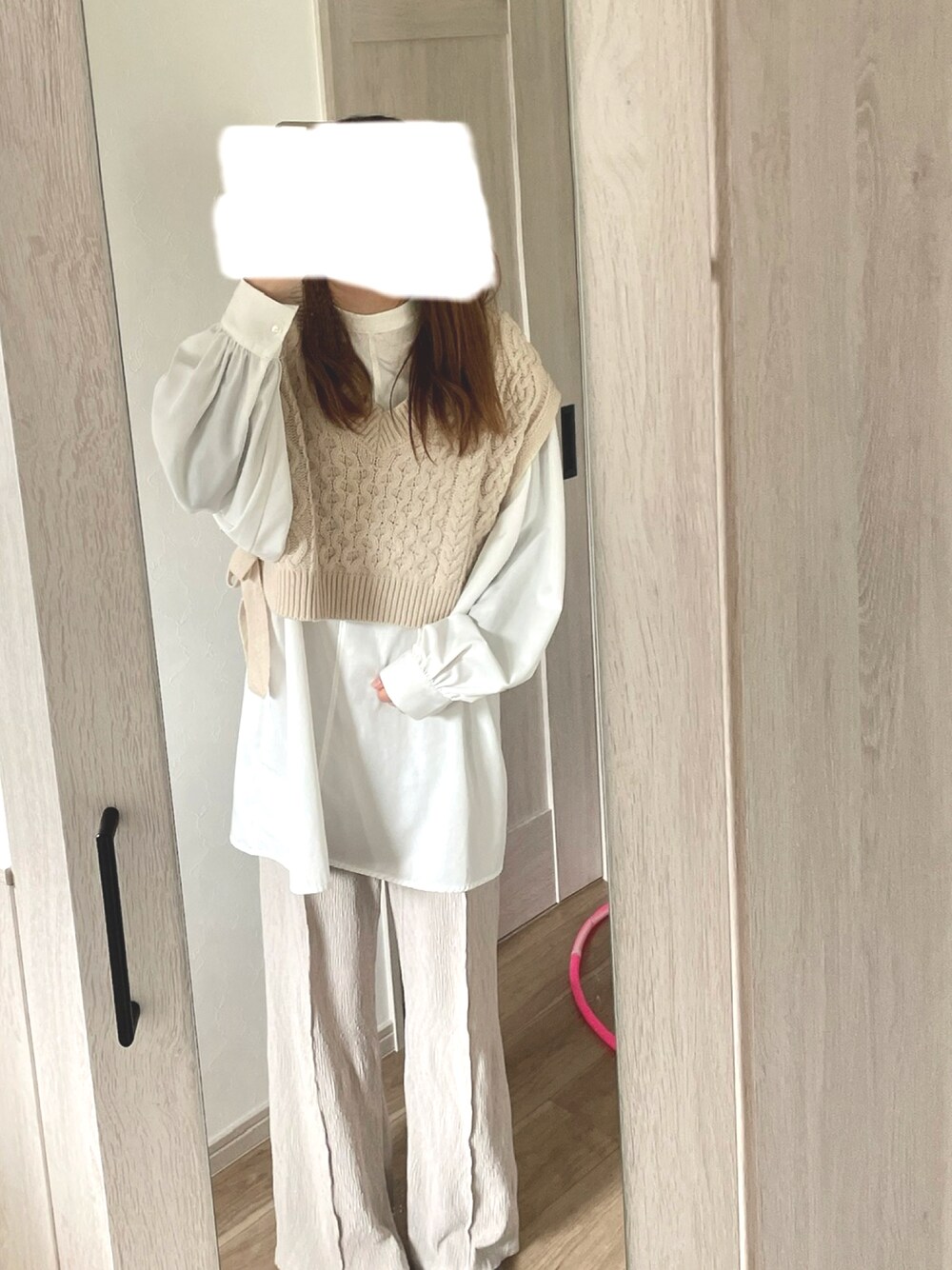 ベージュ系のベスト、ホワイト系のシャツ/ブラウス、ホワイト系のその他パンツを着用したレディースの春コーディネートの1枚目の写真