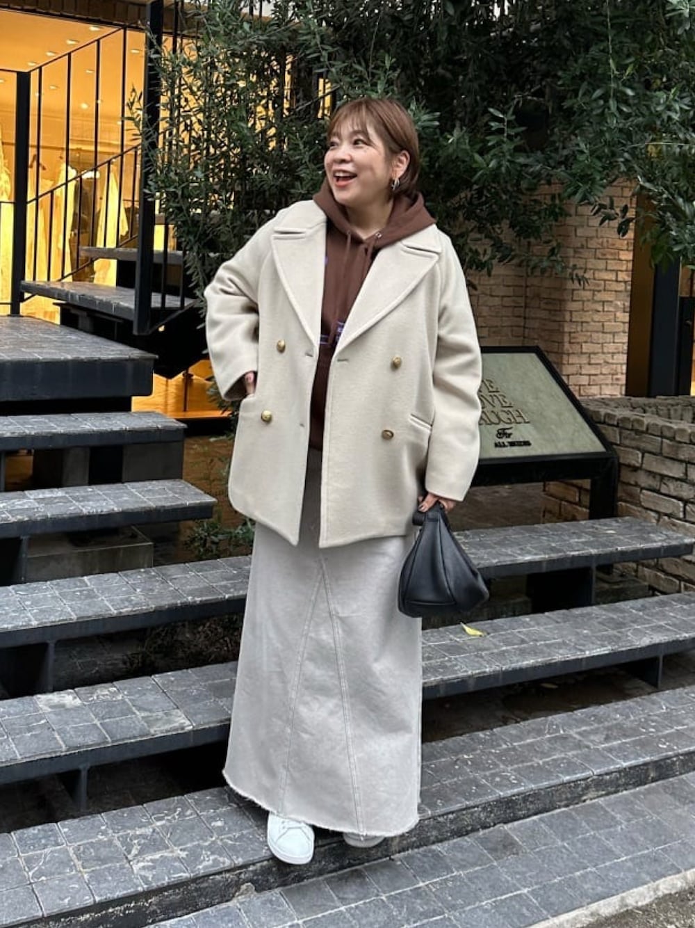「ブラウン、休日スタイル、お出かけコーデ、秋服コーデ、ゆるコーデ、ラクチンコーデ、カジュアルコーデ、大人女子、Pコート、デニムスカート、パーカー、ロゴパーカー」｜「RIVE DROITEの予約【2サイズ展開になってリバイバル！】ラグランPコート（ピーコート、ベージュ系）」を使った、RIVE DROITE officialさん（骨格ストレート・レディース・165cm）の秋コーディネートの1枚目の写真