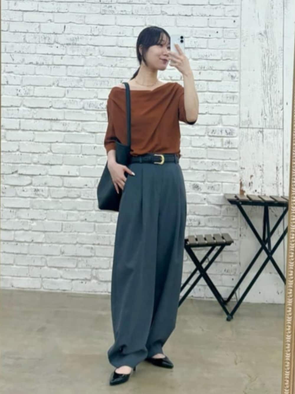 グレー系のスラックス、ブラック系のパンプス、イエロー系のTシャツ/カットソーを着用したレディースの夏コーディネートの1枚目の写真