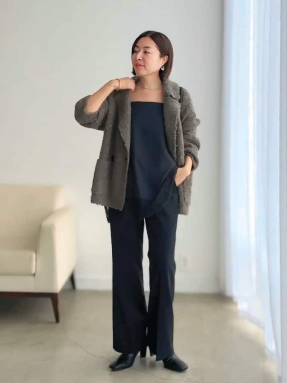 ブラック系のブーツ、ブラック系のキャミソール、ブラウン系のその他アウターを着用したレディースの冬コーディネートの1枚目の写真