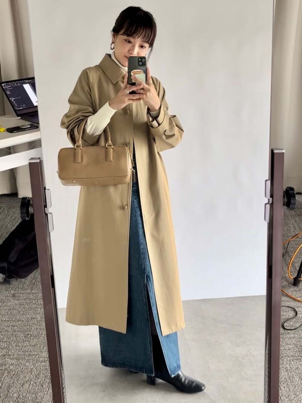 「大人カジュアル、着回しコーデ、冬ファッション、ファッションを楽しもう、休日スタイル、あったかコーデ、ジャンスカ、ジャンスカコーデ、ステンカラーコート、トレンチコート」｜「RIVE DROITEの2サイズ展開/MONN.:. オーバーステンカラーコート（ステンカラーコート、ベージュ系）」を使った、RIVE DROITE officialさん（レディース・159cm）の冬コーディネートの1枚目の写真