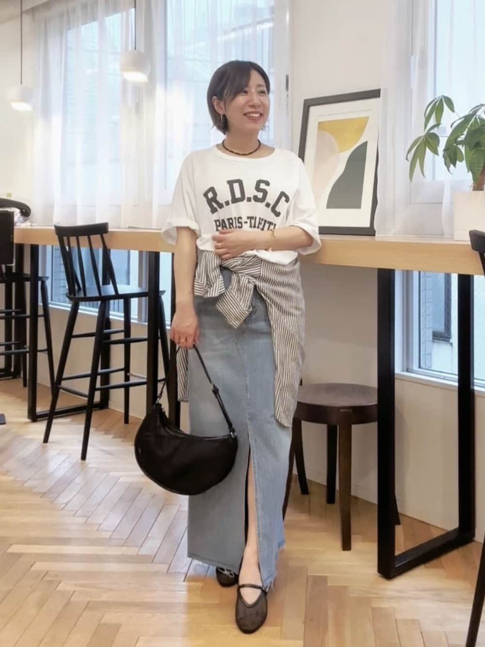 ブラック系のその他シューズ、ホワイト系のTシャツ/カットソー、ブルー系のスカートを着用したレディースの春コーディネートの1枚目の写真