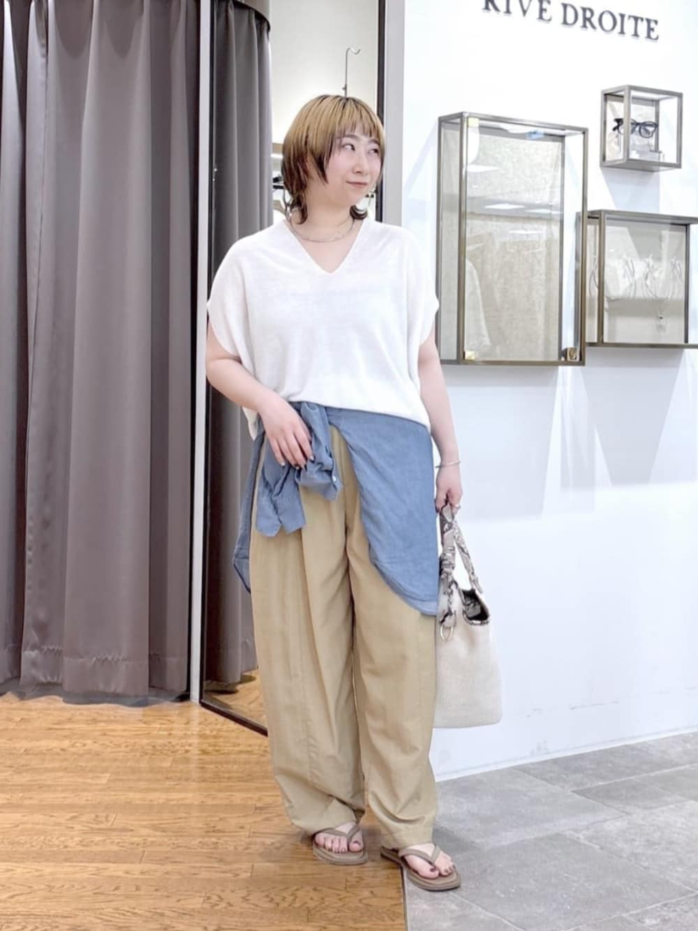 ベージュ系のその他パンツ、ベージュ系のサンダル、ブルー系のシャツ/ブラウスを着用したレディースの夏コーディネートの1枚目の写真