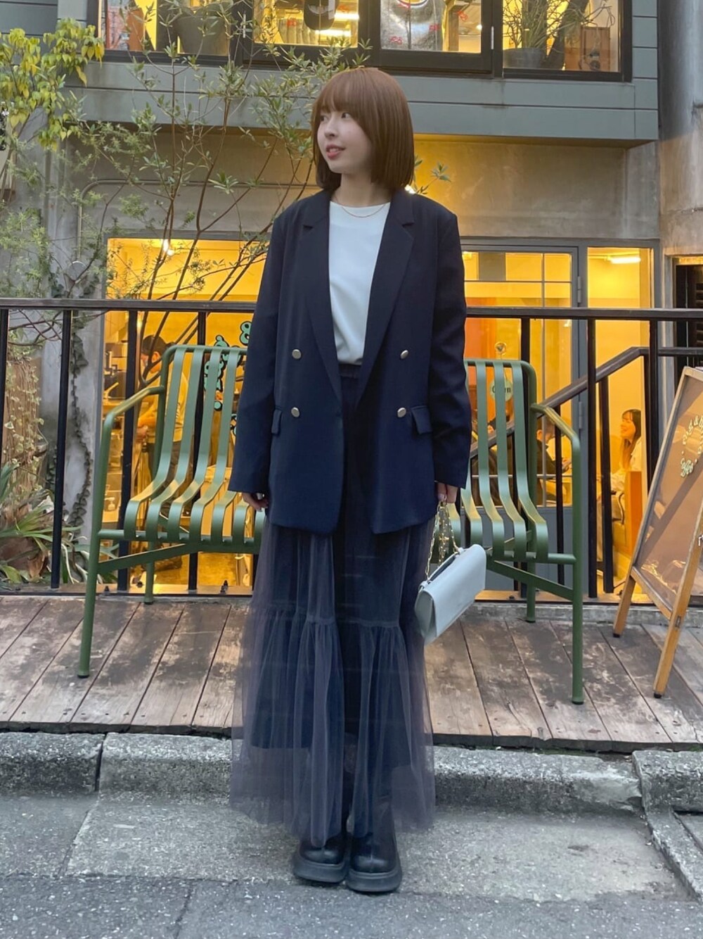 ホワイト系のTシャツ/カットソー、ブルー系のテーラードジャケット、グレー系のスカートを着用したレディースの冬コーディネートの1枚目の写真