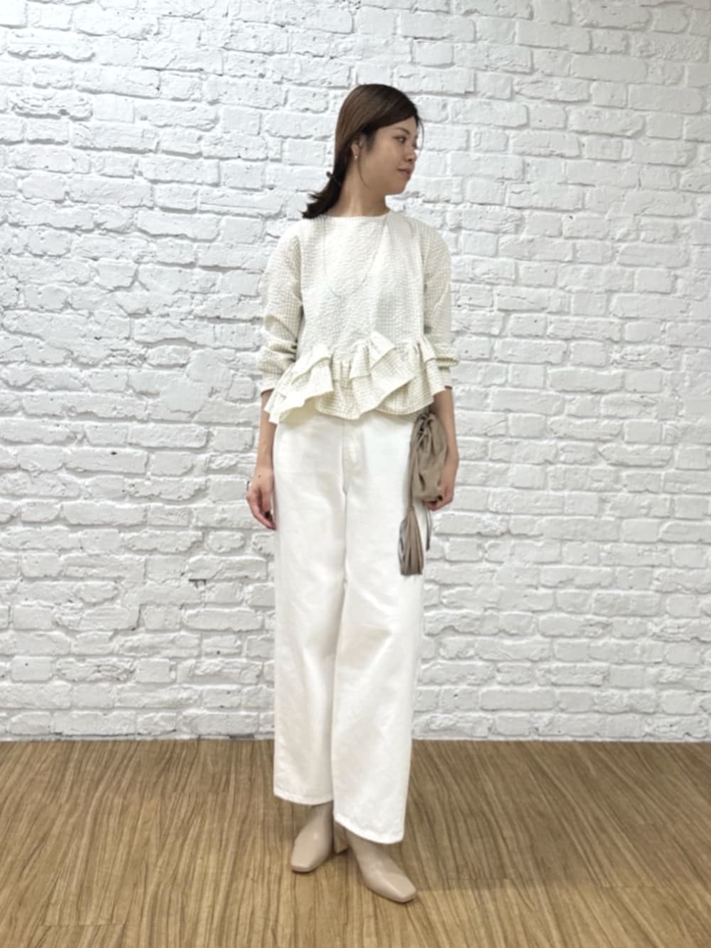 ベージュ系のショルダーバッグ、ホワイト系のデニムパンツ、ホワイト系のシャツ/ブラウスを着用したレディースの夏コーディネートの1枚目の写真