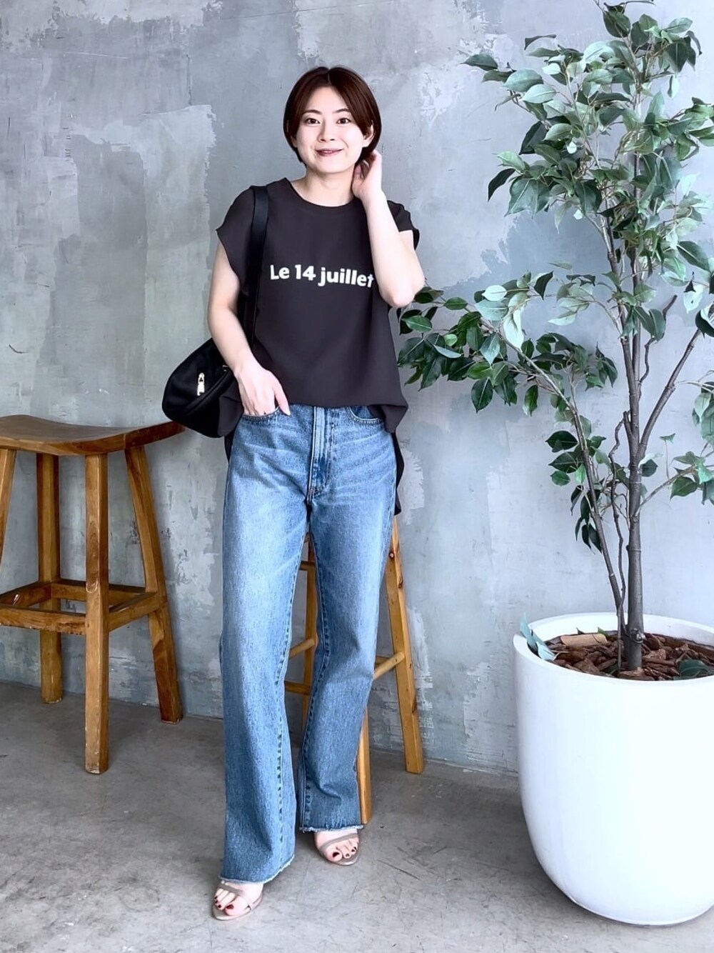 グレー系のシャツ/ブラウス、ブルー系のデニムパンツを着用したレディースの夏コーディネートの1枚目の写真