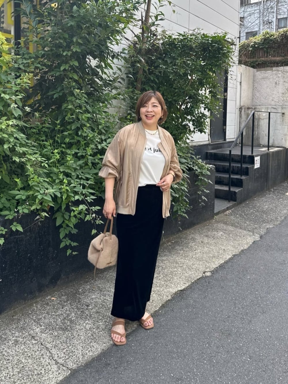 「ロゴT、ラクチンコーデ、大人かわいい、オトナカジュアル、今日のコーデ、ラフコーデ、キレイめ、夏コーデ、タイトスカート、ベロアスカート、シアージャケット、シア―ブルゾン」｜「RIVE DROITEのジョーゼットフレンチブラウス（シャツ/ブラウス、ホワイト系）」を使った、RIVE DROITE officialさん（骨格ストレート・レディース・165cm）の夏コーディネートの1枚目の写真