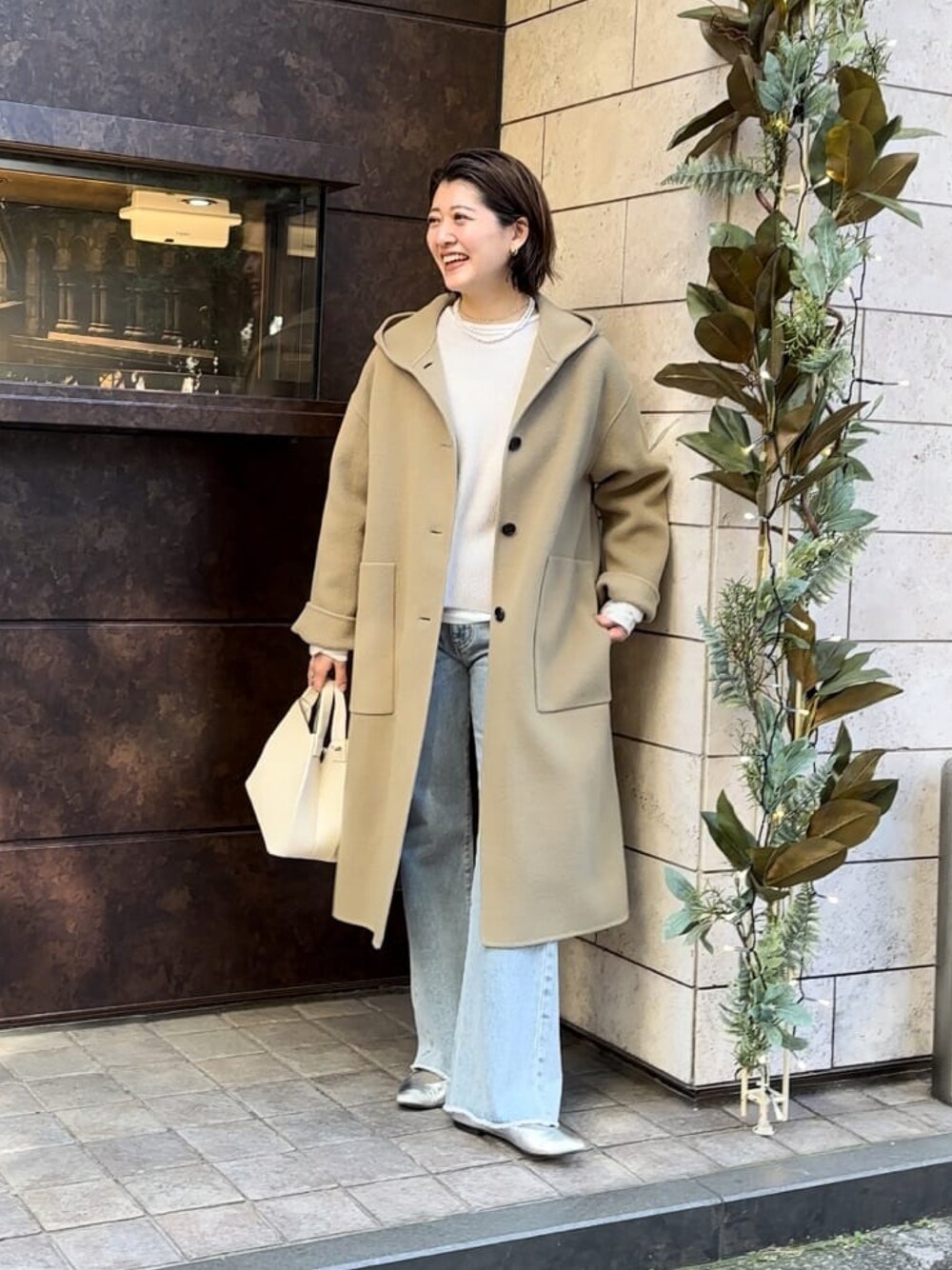 グリーン系のその他アウター、グレー系のニット/セーター、ブルー系のデニムパンツを着用したレディースの冬コーディネートの1枚目の写真
