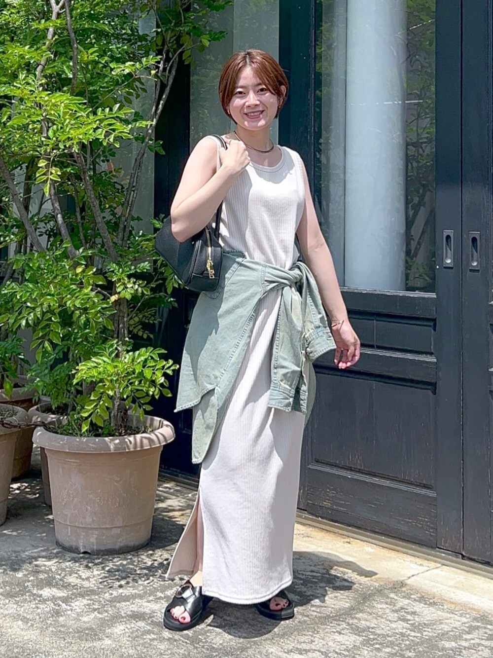 ホワイト系のワンピース、ブルー系のシャツ/ブラウス、ブラック系のサンダルを着用したレディースの夏コーディネートの1枚目の写真