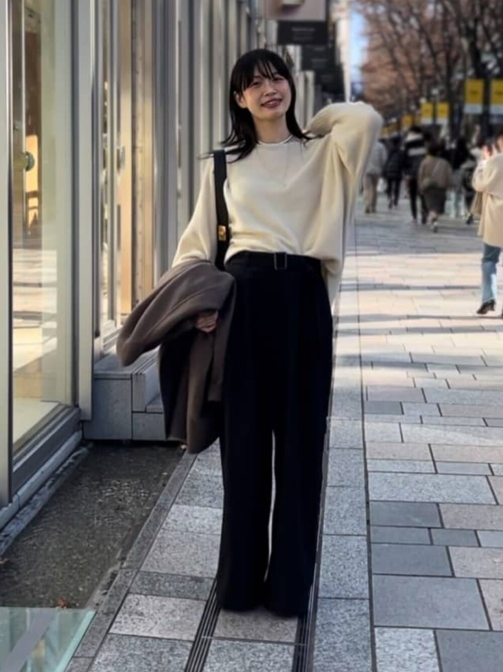 ブラウン系のニット/セーター、ブラック系のその他パンツを着用したレディースの冬コーディネートの1枚目の写真