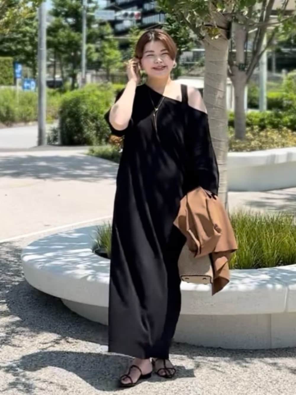「レイヤードスタイル、サンダル、夏コーデ、ブラックコーデ、ブラック、ブラックワンピース、ワンピーススタイル、ワンピースコーデ、アラフォー、アラフォーコーデ」｜「RIVE DROITEの予約【上品デザイン】CITY BASKET-hand2（ハンドバッグ、ブラック系）」を使った、RIVE DROITE officialさん（骨格ウェーブ・レディース・161cm）の夏コーディネートの1枚目の写真