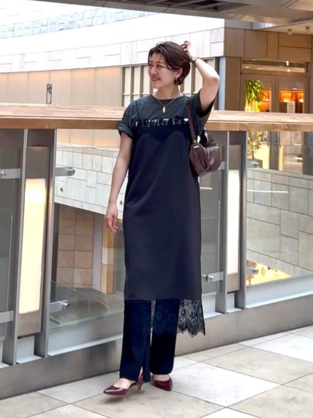 ブラウン系のショルダーバッグ、グレー系のTシャツ/カットソー、レッド系のパンプスを着用したレディースの夏コーディネートの1枚目の写真