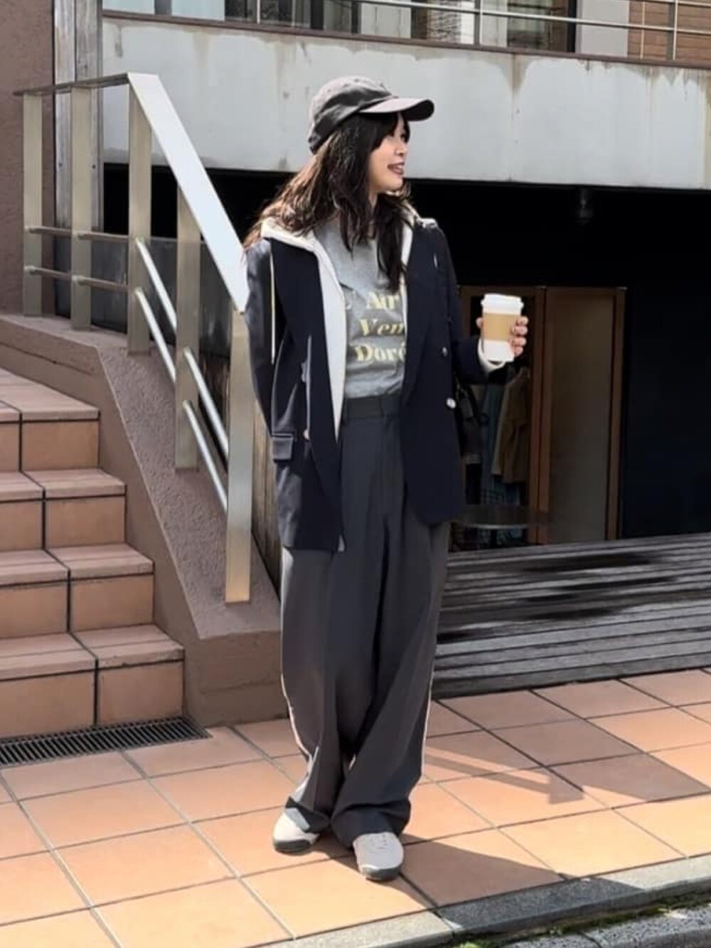 グレー系のTシャツ/カットソー、ブルー系のテーラードジャケット、ホワイト系のパーカーを着用したレディースの春コーディネートの1枚目の写真