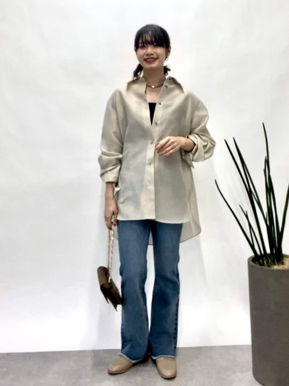 ベージュ系のシャツ/ブラウス、ブルー系のデニムパンツ、ベージュ系のローファーを着用したレディースの春コーディネートの1枚目の写真