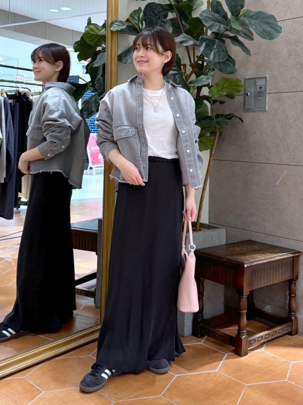 ホワイト系のTシャツ/カットソー、グレー系のシャツ/ブラウス、ピンク系のハンドバッグを着用したレディースの冬コーディネートの1枚目の写真