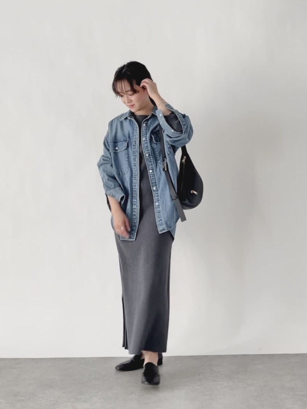 グレー系のワンピース、ブルー系のシャツ/ブラウス、ブラック系のローファーを着用したレディースの冬コーディネートの1枚目の写真