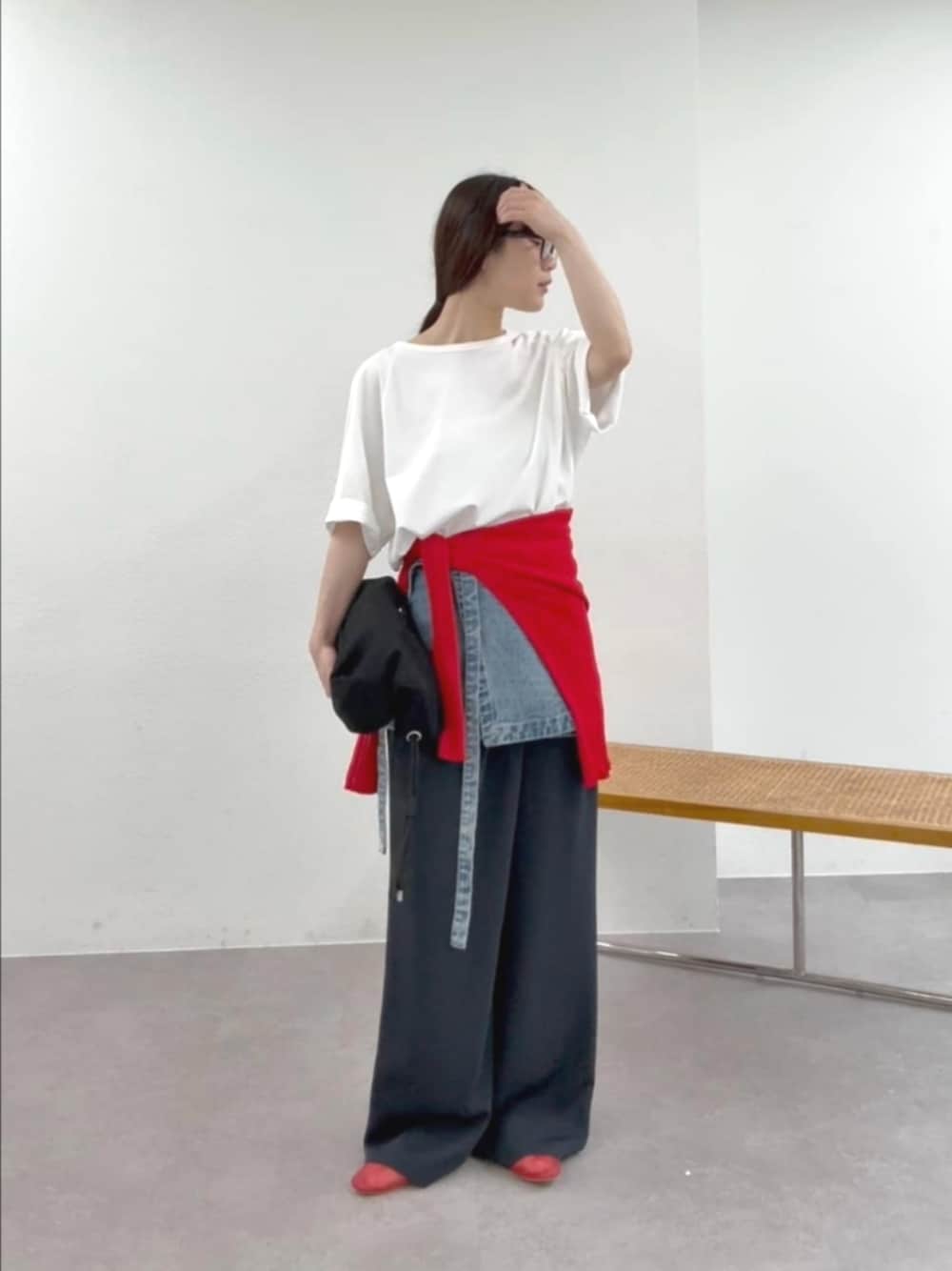 ブルー系のその他パンツ、レッド系のカーディガン/ボレロ、ブルー系のデニムスカートを着用したレディースの春コーディネートの1枚目の写真