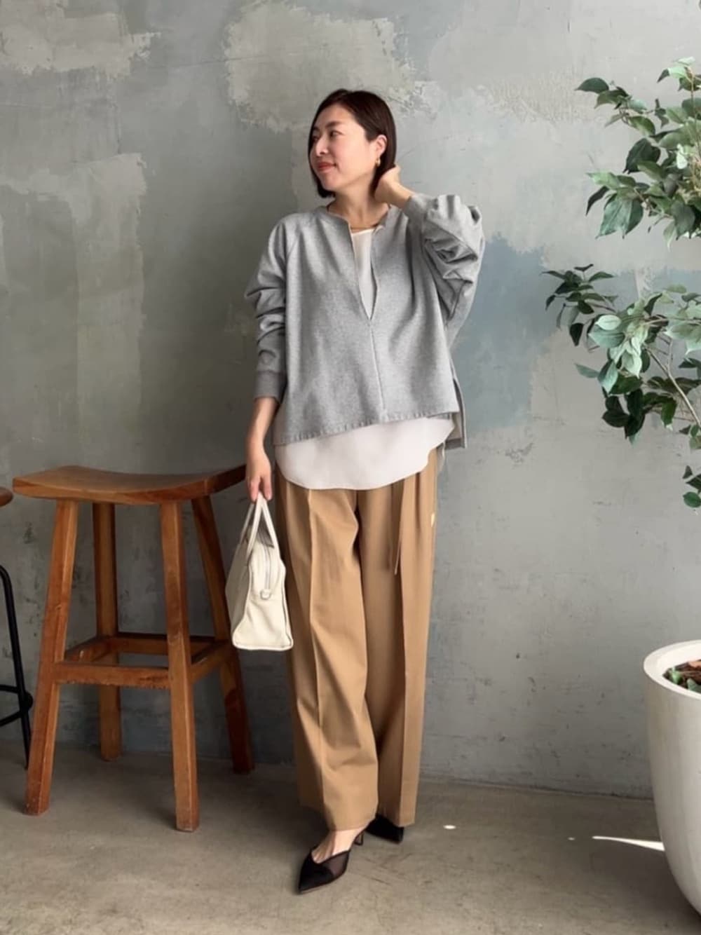 「キーネック、スウェット、チノパン、レイヤードスタイル、春服、ラクチンコーデ、着回しコーデ、パンツコーデ、初春コーデ、休日スタイル、キレイめ、春」｜「RIVE DROITEのキーネックオーバースウェット（スウェット、グレー系）」を使った、RIVE DROITE officialさん（骨格ナチュラル・レディース・160cm）の冬コーディネートの1枚目の写真