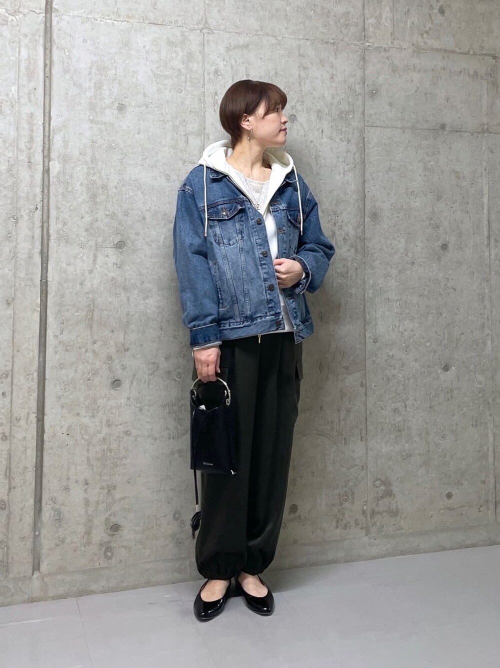 「カジュアルコーデ、春服、お出かけコーデ、大人コーデ、オトナ女子、ファッションを楽しもう、リラックススタイル、はるコーデ、パーカー、ダンボール素材、サテンカーゴパンツ、カーゴパンツ、デニムジャケット」｜「RIVE DROITEの羽織るだけでサマになる！/MONN.:.  デニムジャケット（デニムジャケット、ブルー系）」を使った、RIVE DROITE officialさん（レディース・163cm）の春コーディネートの1枚目の写真