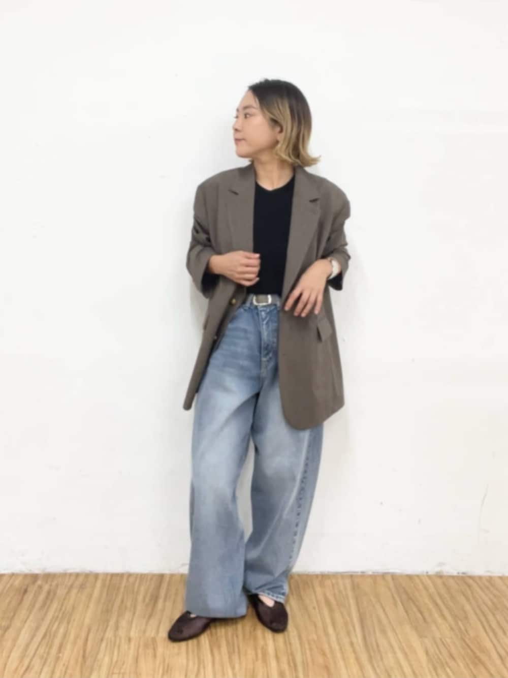ブラウン系のテーラードジャケット、ブルー系のデニムパンツ、ブラック系のパンプスを着用したレディースの夏コーディネートの1枚目の写真