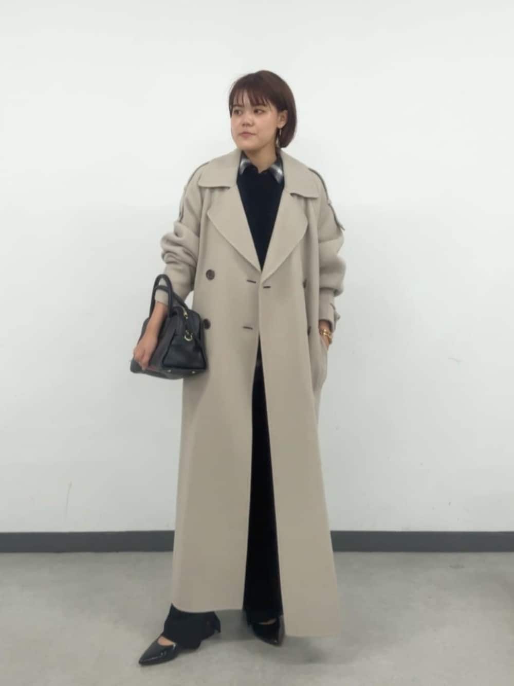 ブラック系のその他パンツ、ブラック系のボストンバッグ、ブラック系のシャツ/ブラウスを着用したレディースの秋コーディネートの1枚目の写真