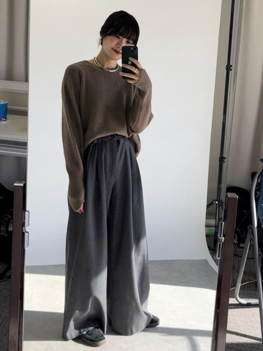 グレー系のニット/セーター、グレー系のその他パンツを着用したレディースの冬コーディネートの1枚目の写真
