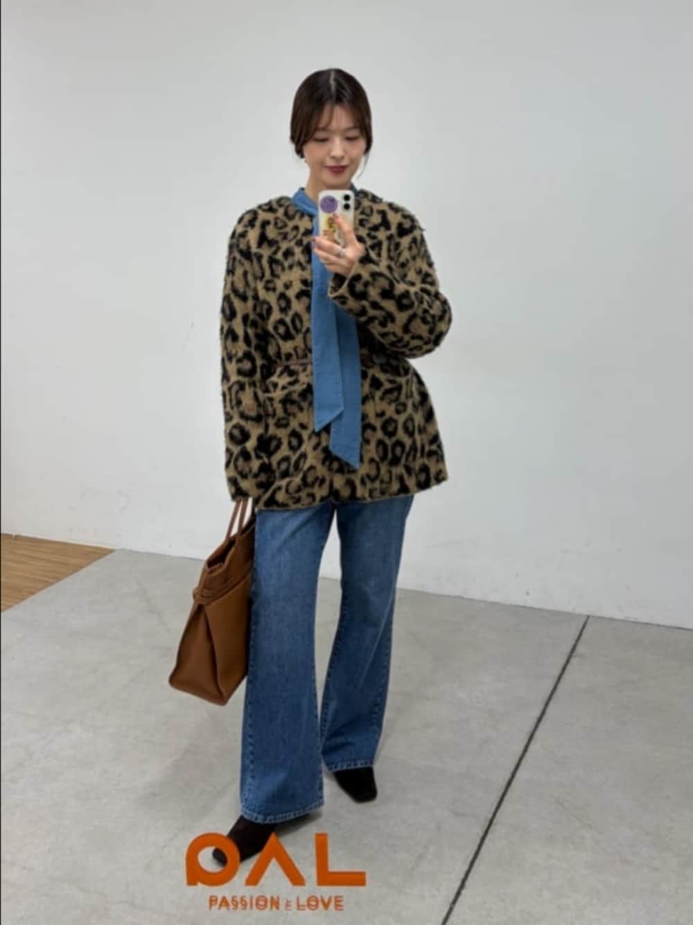 ベージュ系のノーカラージャケット、ブルー系のデニムパンツ、ブルー系のシャツ/ブラウスを着用したレディースの秋コーディネートの1枚目の写真