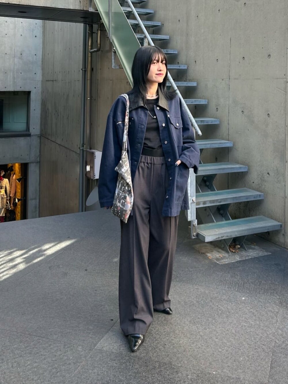 グレー系のその他パンツ、ブルー系のブルゾン、ブラック系のローファーを着用したレディースの冬コーディネートの1枚目の写真