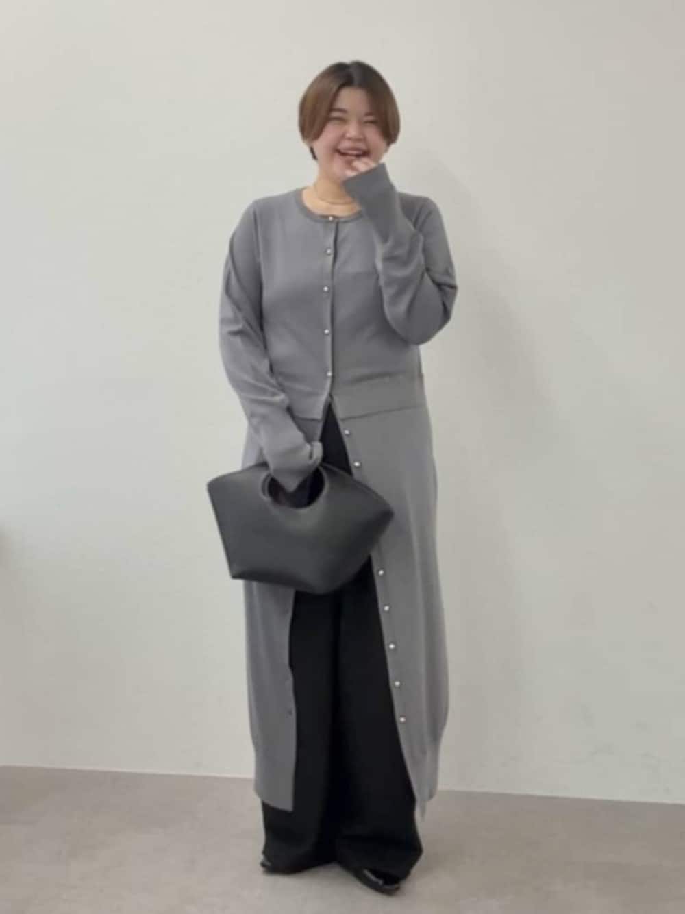 ブラック系のスラックス、ブラック系のハンドバッグ、ブラック系のその他シューズを着用したレディースの秋コーディネートの1枚目の写真