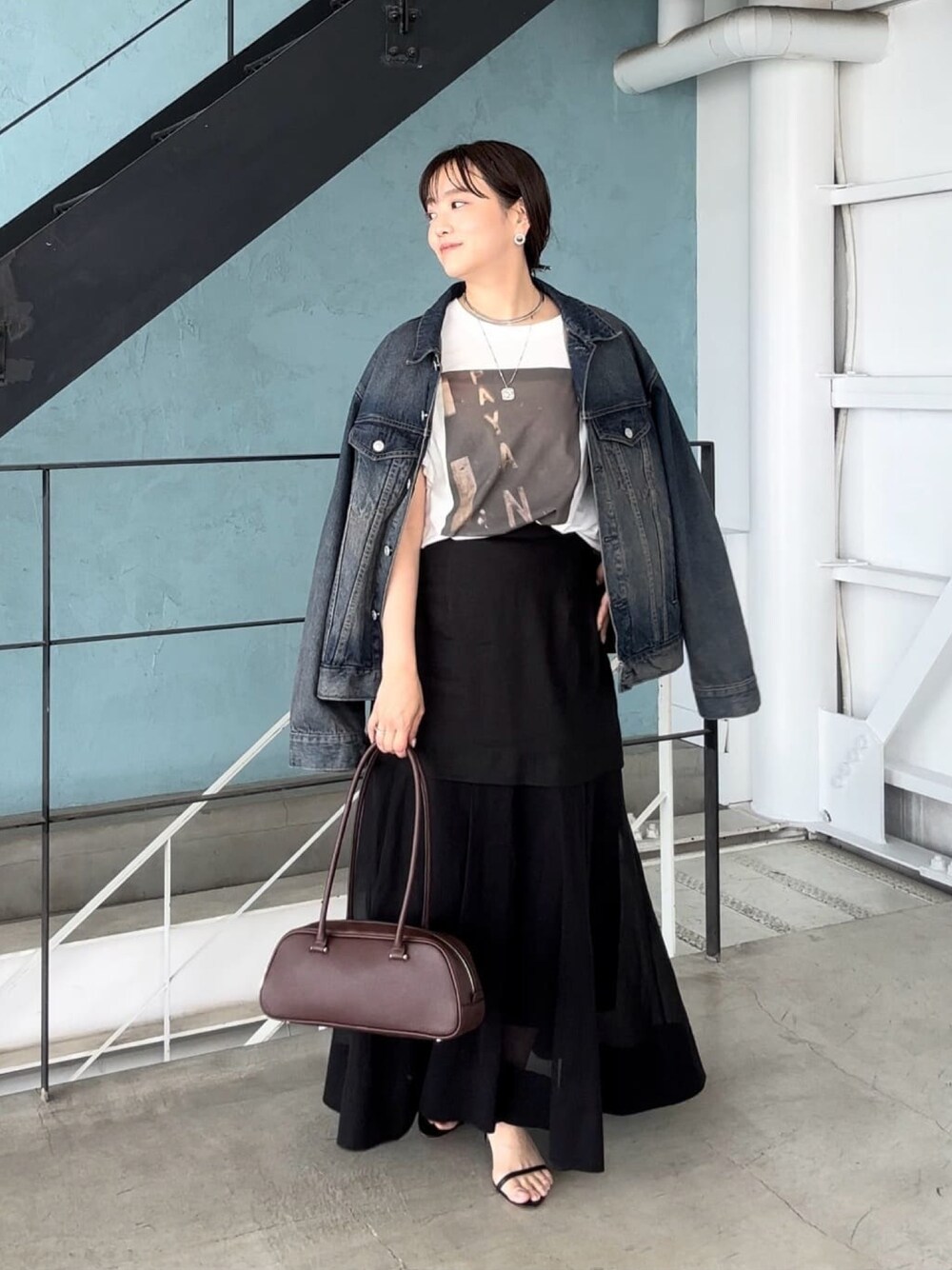 ブラウン系のTシャツ/カットソー、ブルー系のデニムジャケット、ブラック系のスカートを着用したレディースの夏コーディネートの1枚目の写真