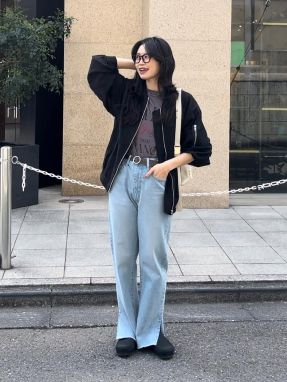ブルー系のデニムパンツ、グレー系のTシャツ/カットソー、グリーン系のブルゾンを着用したレディースの春コーディネートの1枚目の写真