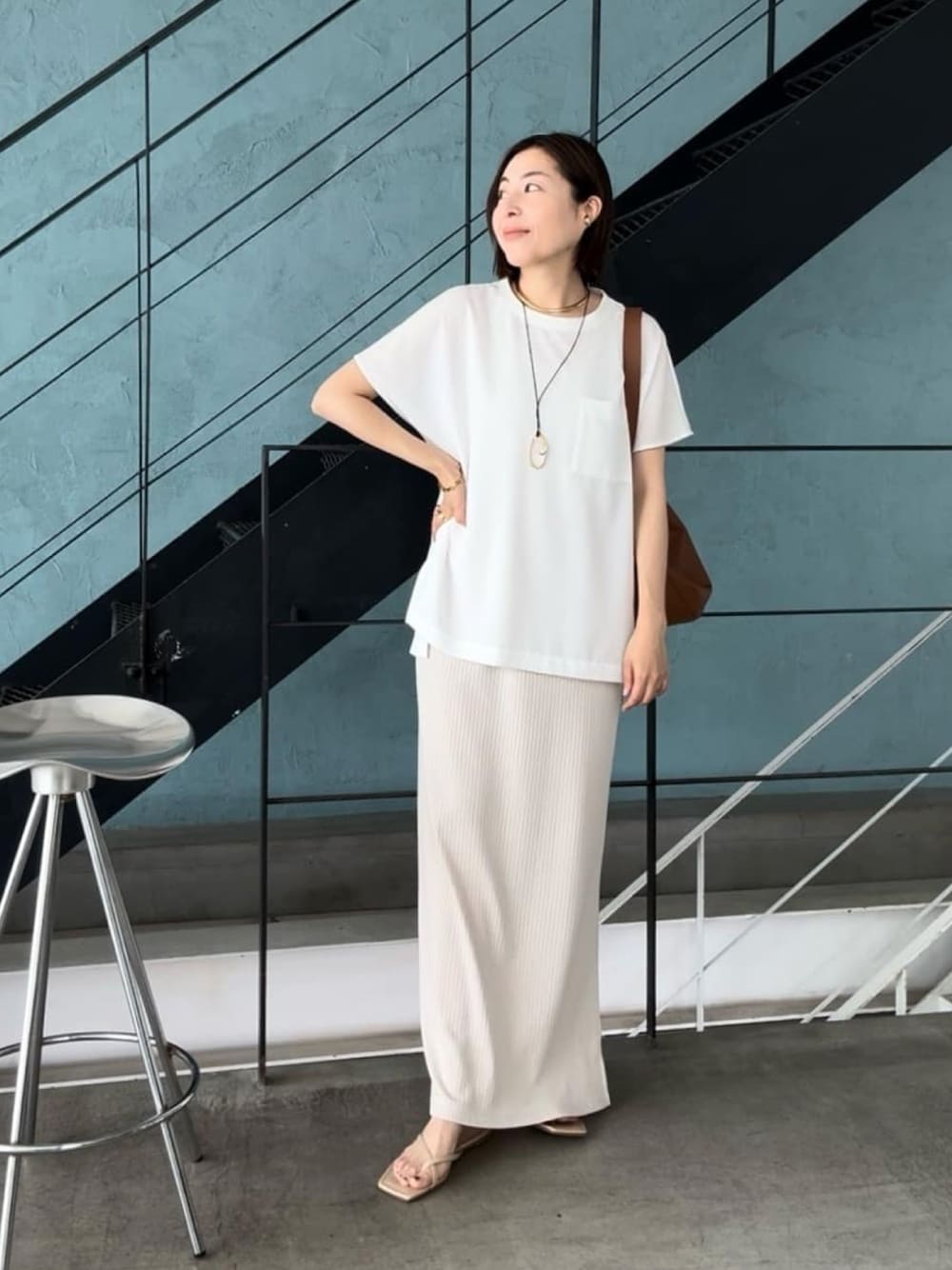 ホワイト系のシャツ/ブラウス、ホワイト系のワンピース、イエロー系のサンダルを着用したレディースの夏コーディネートの1枚目の写真