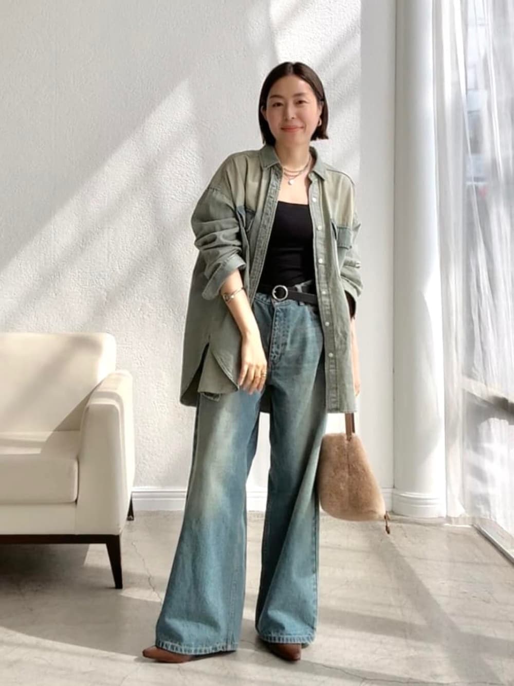 ブラック系のキャミソール、ブルー系のシャツ/ブラウス、ブルー系のデニムパンツを着用したレディースの夏コーディネートの1枚目の写真