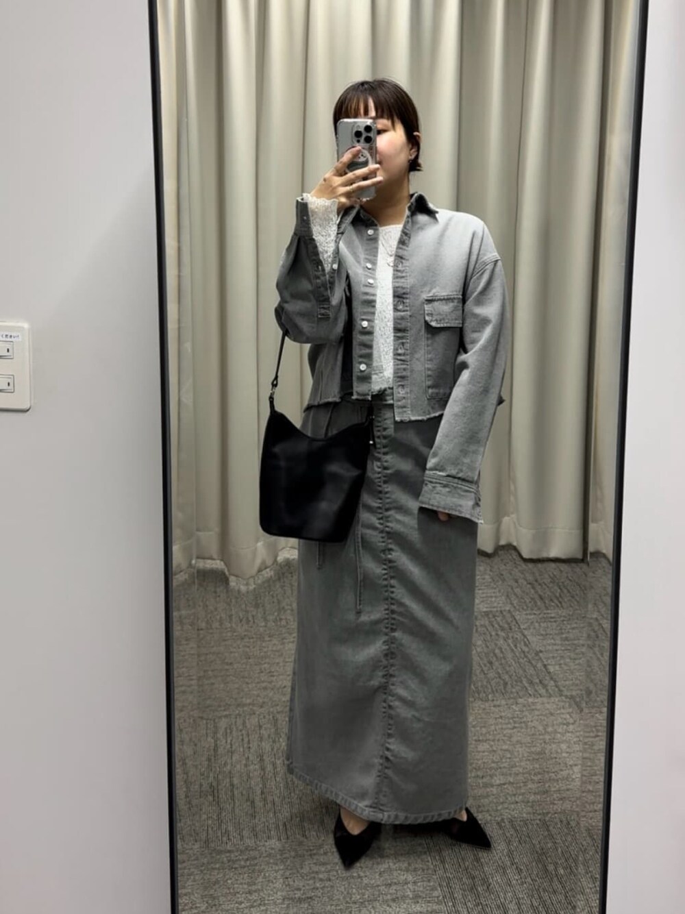 ホワイト系のTシャツ/カットソー、グレー系のシャツ/ブラウス、グレー系のデニムスカートを着用したレディースの冬コーディネートの1枚目の写真