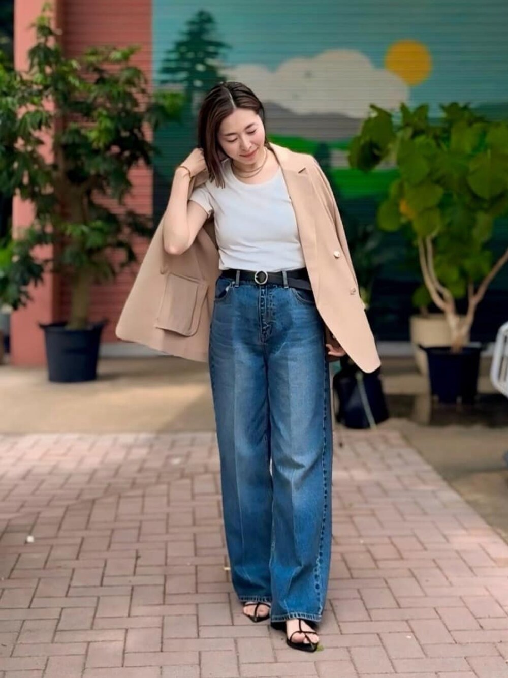 ブルー系のデニムパンツ、ホワイト系のTシャツ/カットソー、イエロー系のテーラードジャケットを着用したレディースの秋コーディネートの1枚目の写真