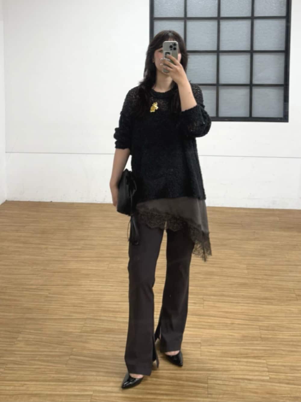 ブラウン系のその他パンツ、レッド系のトートバッグ、ブラック系のニット/セーターを着用したレディースの夏コーディネートの1枚目の写真